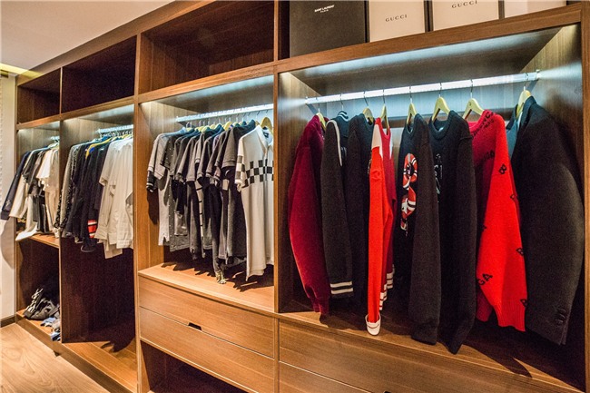 Cận cảnh nhà mới xa hoa và tủ đồ chất đầy hàng hiệu của Ông trùm chân dài Vũ Khắc Tiệp - Ảnh 7.