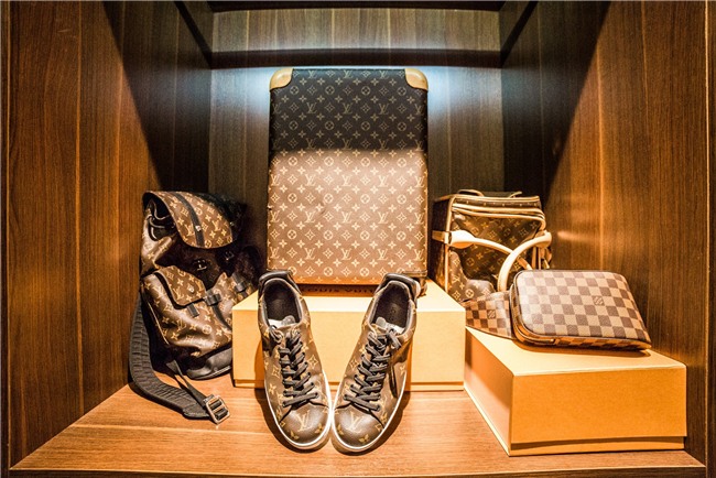 Cận cảnh nhà mới xa hoa và tủ đồ chất đầy hàng hiệu của Ông trùm chân dài Vũ Khắc Tiệp - Ảnh 9.