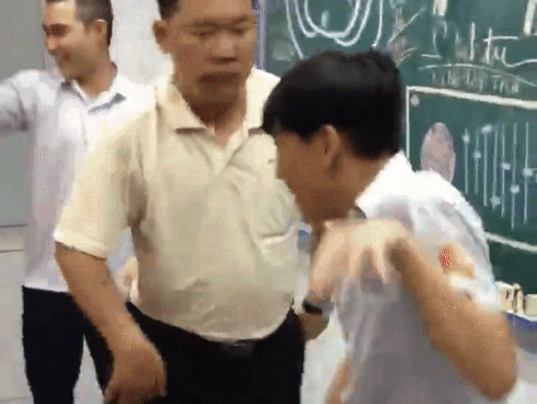 Quẩy hết mình trong buổi liên hoan lớp, thầy giáo đáng yêu nhất năm là đây chứ đâu-1