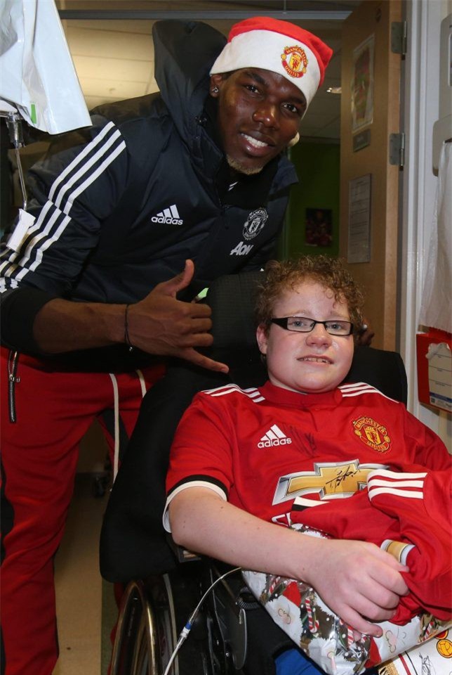 Sao Man Utd mang Giáng sinh ấm áp đến trẻ em nghèo - Ảnh 2.