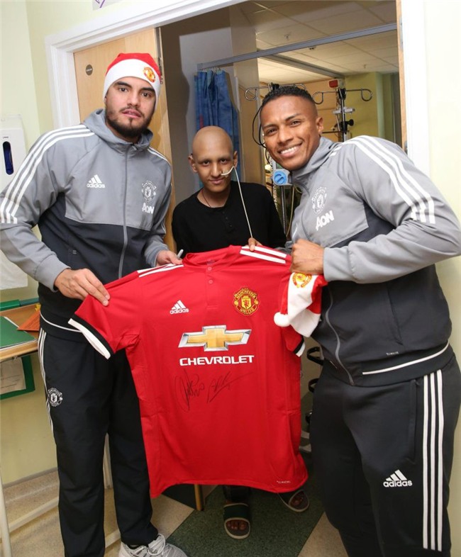 Sao Man Utd mang Giáng sinh ấm áp đến trẻ em nghèo - Ảnh 6.