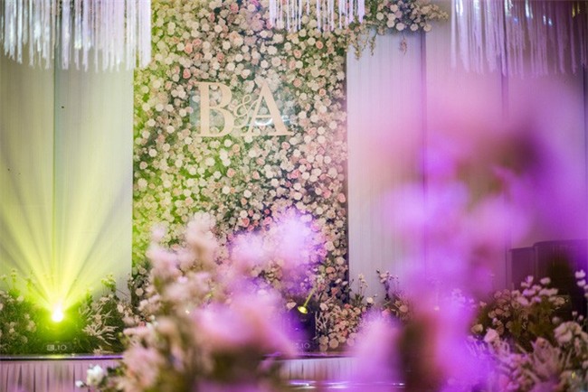 Đám cưới cổ tích với váy cưới đính 20.000 viên ngọc trai, dàn khách mời khủng và loạt xe sang của cặp đôi cậu ấm cô chiêu Hà thành - Ảnh 1.