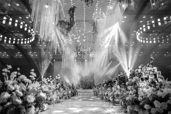 Đám cưới cổ tích với váy cưới đính 20.000 viên ngọc trai, dàn khách mời khủng và loạt xe sang của cặp đôi cậu ấm cô chiêu Hà thành - Ảnh 11.