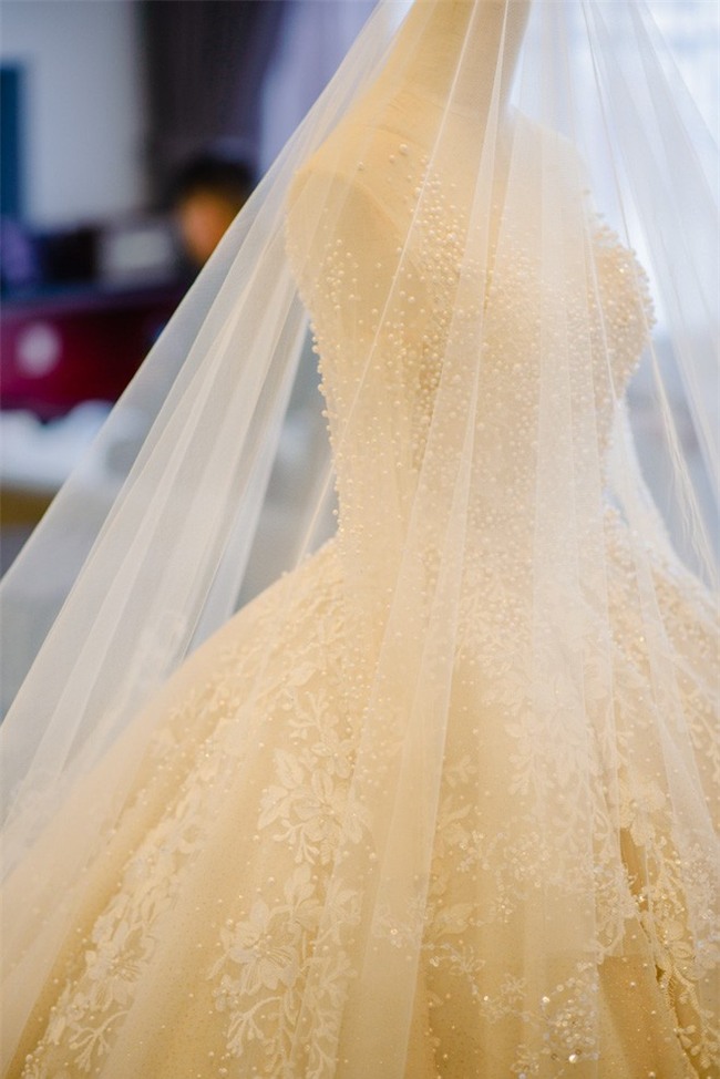 Đám cưới cổ tích với váy cưới đính 20.000 viên ngọc trai, dàn khách mời khủng và loạt xe sang của cặp đôi cậu ấm cô chiêu Hà thành - Ảnh 2.