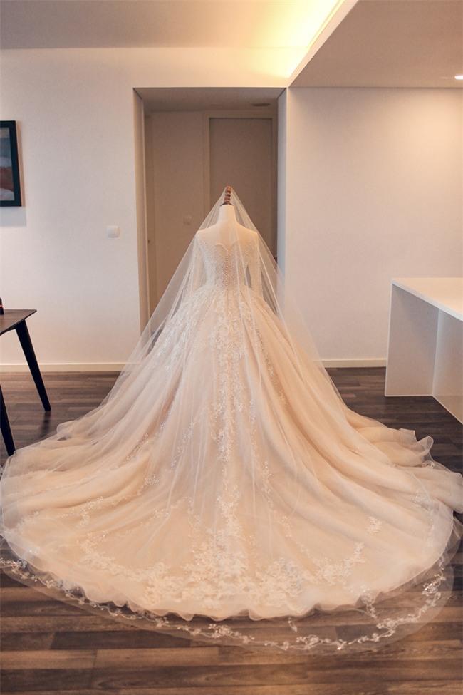 Đám cưới cổ tích với váy cưới đính 20.000 viên ngọc trai, dàn khách mời khủng và loạt xe sang của cặp đôi cậu ấm cô chiêu Hà thành - Ảnh 3.