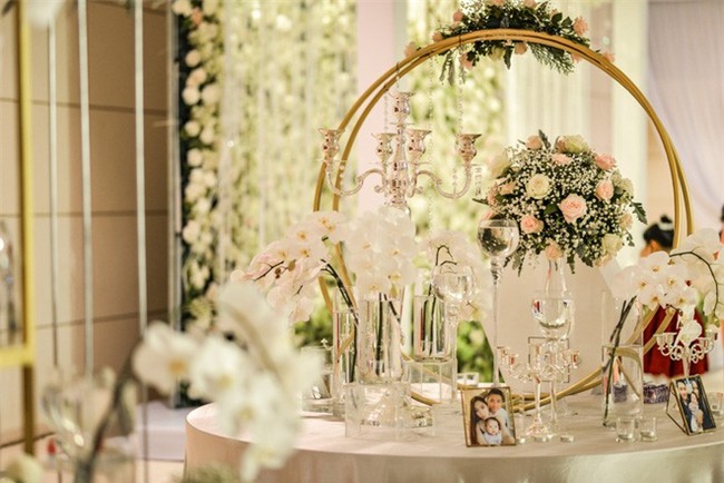 Đám cưới cổ tích với váy cưới đính 20.000 viên ngọc trai, dàn khách mời khủng và loạt xe sang của cặp đôi cậu ấm cô chiêu Hà thành - Ảnh 9.