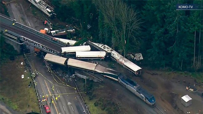 Mỹ: Tàu cao tốc trật đường ray, lao thẳng xuống đường khiến ít nhất 6 người thiệt mạng - Ảnh 3.