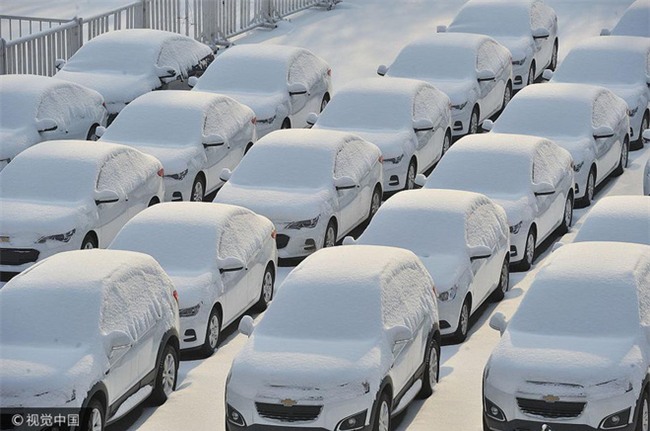 Mùa đông lạnh đóng băng cả quần ở Trung Quốc khiến nhiều người không thể tin nổi - Ảnh 3.