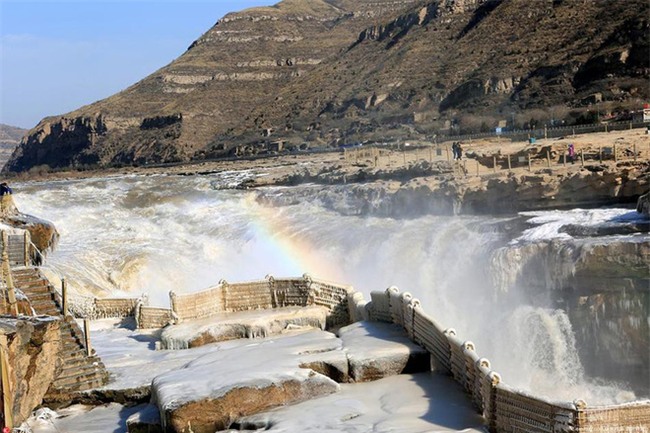 Mùa đông lạnh đóng băng cả quần ở Trung Quốc khiến nhiều người không thể tin nổi - Ảnh 3.