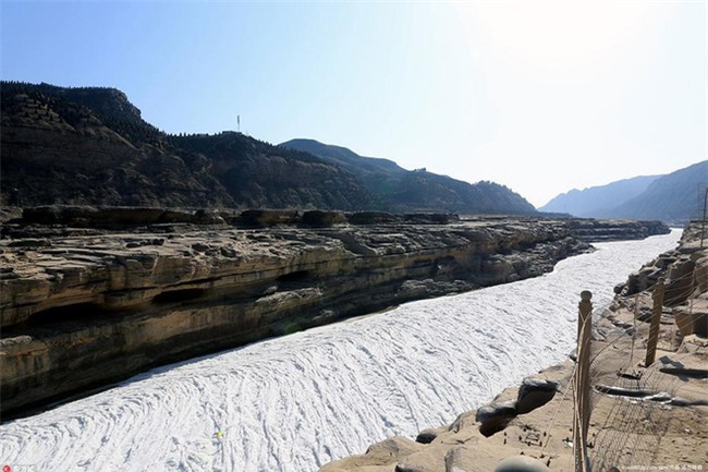 Mùa đông lạnh đóng băng cả quần ở Trung Quốc khiến nhiều người không thể tin nổi - Ảnh 3.