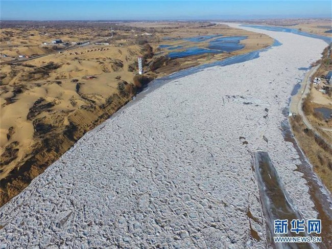 Mùa đông lạnh đóng băng cả quần ở Trung Quốc khiến nhiều người không thể tin nổi - Ảnh 3.