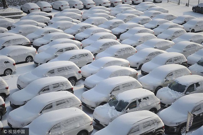 Mùa đông lạnh đóng băng cả quần ở Trung Quốc khiến nhiều người không thể tin nổi - Ảnh 3.