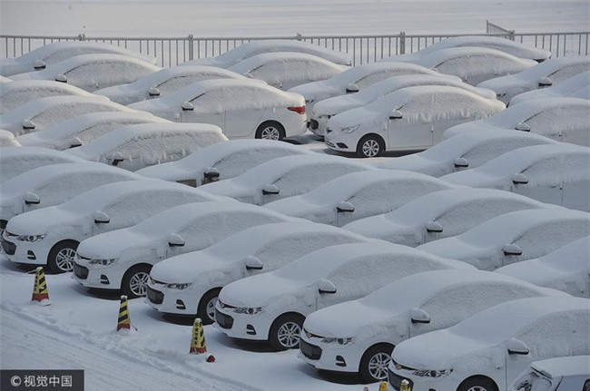 Mùa đông lạnh đóng băng cả quần ở Trung Quốc khiến nhiều người không thể tin nổi - Ảnh 3.