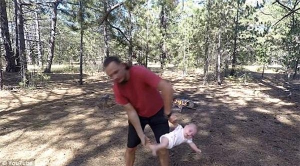 nu nhan vien cho be so sinh tap yoga theo kieu quang quat khien ai cung hai hung - 2