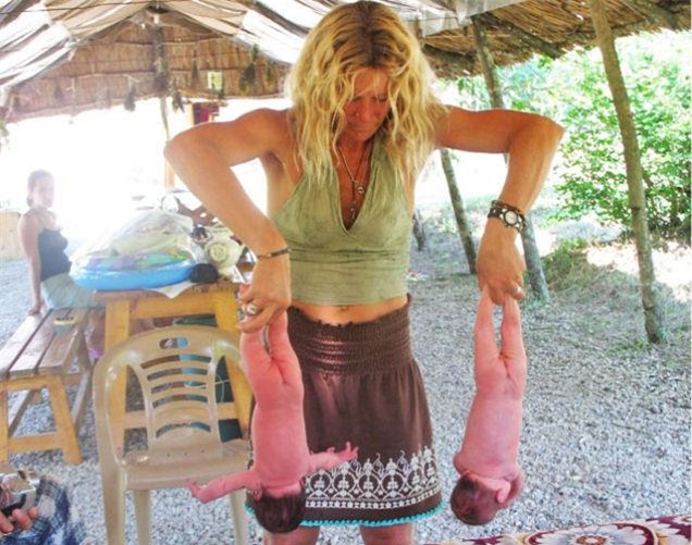 nu nhan vien cho be so sinh tap yoga theo kieu quang quat khien ai cung hai hung - 3