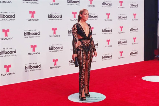 Thảm đỏ 2017 và những trang phục gây tranh cãi của dàn mỹ nhân-8