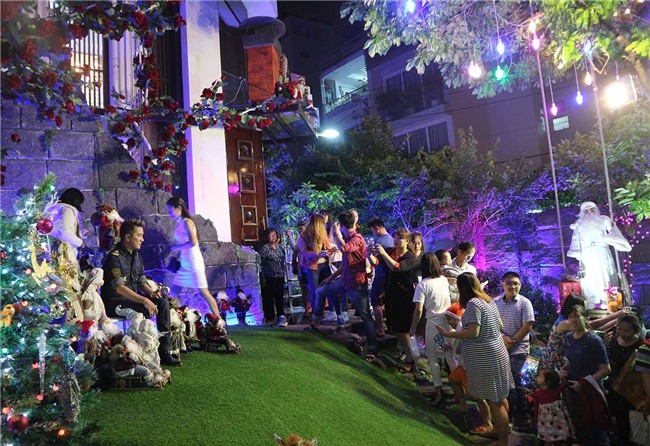 Hàng trăm người chen lấn chụp ảnh Noel tại biệt thự 3 triệu USD của Đàm Vĩnh Hưng - 10