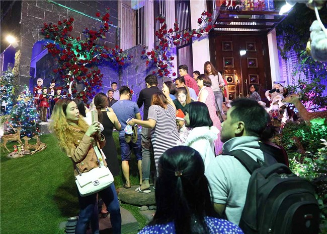 Hàng trăm người chen lấn chụp ảnh Noel tại biệt thự 3 triệu USD của Đàm Vĩnh Hưng - 11