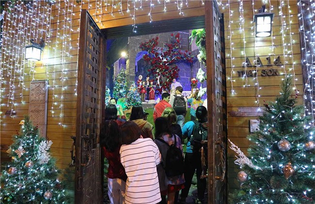 Hàng trăm người chen lấn chụp ảnh Noel tại biệt thự 3 triệu USD của Đàm Vĩnh Hưng - 12