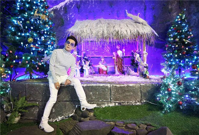 Hàng trăm người chen lấn chụp ảnh Noel tại biệt thự 3 triệu USD của Đàm Vĩnh Hưng - 14