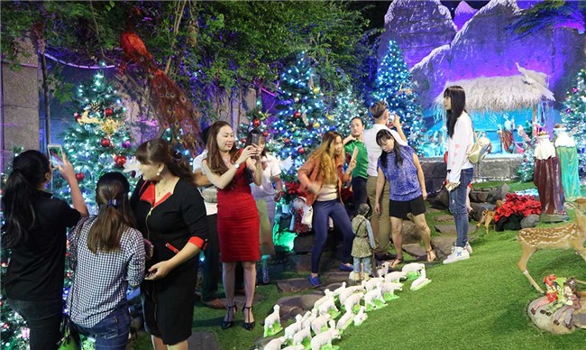 Hàng trăm người chen lấn chụp ảnh Noel tại biệt thự 3 triệu USD của Đàm Vĩnh Hưng - 6