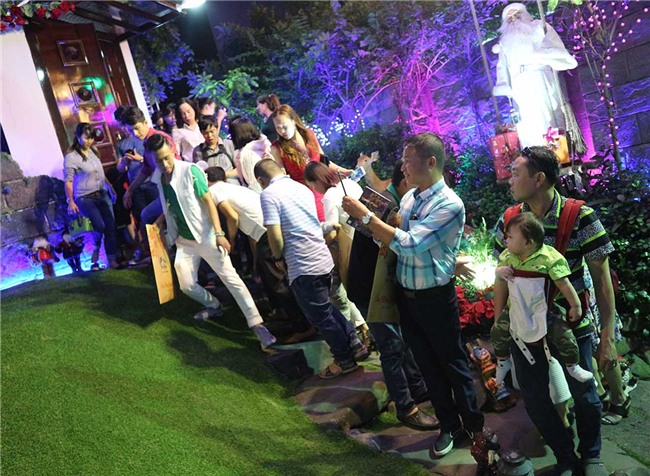 Hàng trăm người chen lấn chụp ảnh Noel tại biệt thự 3 triệu USD của Đàm Vĩnh Hưng - 9