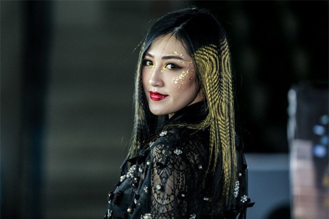 Lột xác vừa vừa thôi, đừng quá đà như Á hậu Tú Anh kẻo đến bố mẹ còn không nhận ra - Ảnh 1.