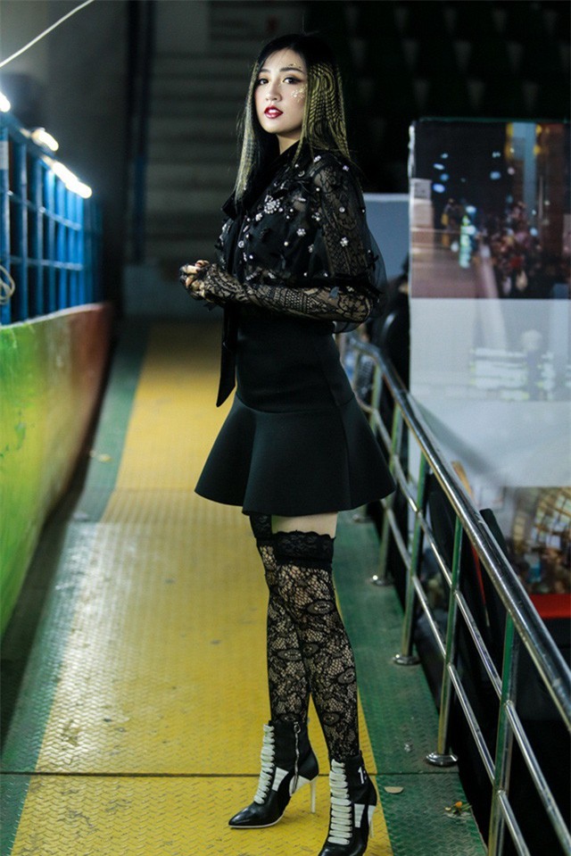 Lột xác vừa vừa thôi, đừng quá đà như Á hậu Tú Anh kẻo đến bố mẹ còn không nhận ra - Ảnh 2.