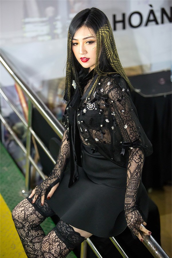 Lột xác vừa vừa thôi, đừng quá đà như Á hậu Tú Anh kẻo đến bố mẹ còn không nhận ra - Ảnh 3.