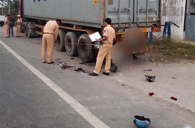 Vợ chết chồng nguy kịch sau cú tông vào đuôi xe đầu kéo đậu ven đường