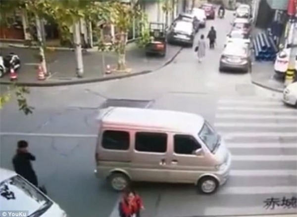 Cô bé bị bắt cóc trên phố giữa ban ngày: Các phụ huynh cảnh giác thủ đoạn tinh vi này - Ảnh 1.