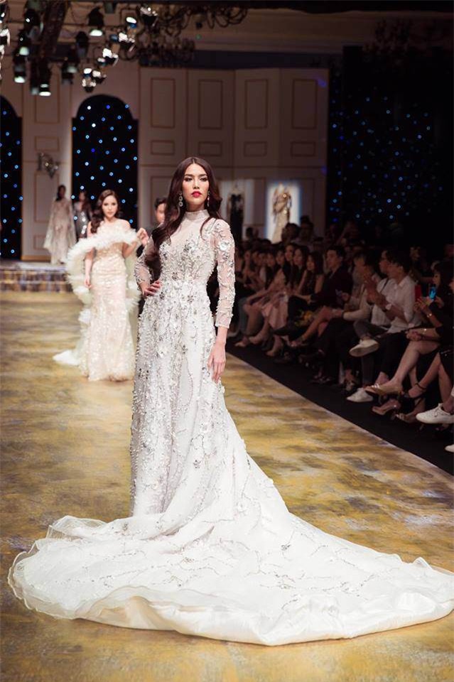 Kỳ Duyên vấp váy trên sàn diễn, Lan Khuê ngồi khuỵu xuống chỉnh váy cho đàn em-2