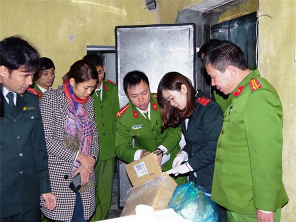 Hơn 2 tạ xúc xích, chân gà và nem thịt quá hạn và không rõ nguồn gốc