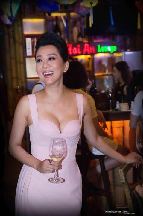 MC Kỳ Duyên khoe cây thông và đá xéo đàn ông có... tác dụng?