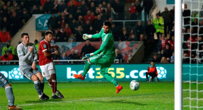 MU thua sốc “đội tí hon”, Mourinho 4 lần nói từ "may mắn" - 1