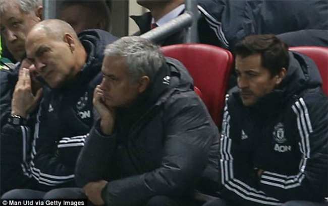 MU thua sốc “đội tí hon”, Mourinho 4 lần nói từ "may mắn" - 2
