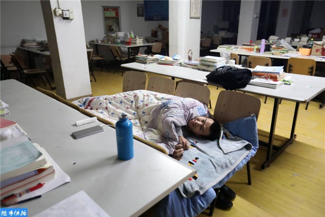 Chống rét mùa đông, giới trẻ truyền tay nhau bí kíp trùm chăn kín mít hơn Ninja xe Lead - Ảnh 3.