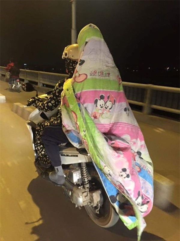 Chống rét mùa đông, giới trẻ truyền tay nhau bí kíp trùm chăn kín mít hơn Ninja xe Lead - Ảnh 6.