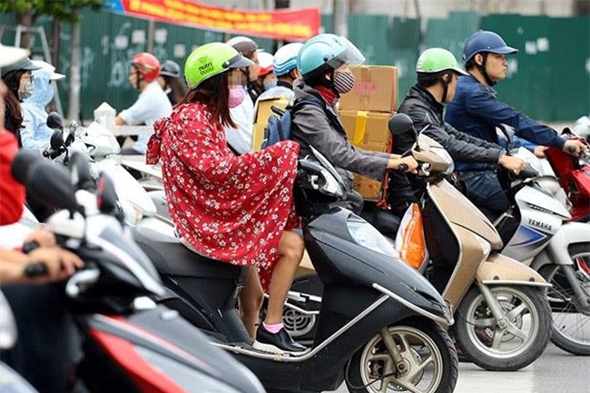 Chống rét mùa đông, giới trẻ truyền tay nhau bí kíp trùm chăn kín mít hơn Ninja xe Lead - Ảnh 7.