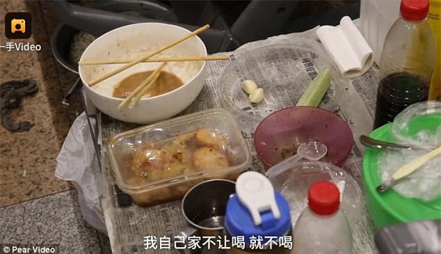 Cãi nhau với vợ, chồng bỏ nhà đi và đóng đô ở sân bay suốt 10 năm không thèm về - Ảnh 2.