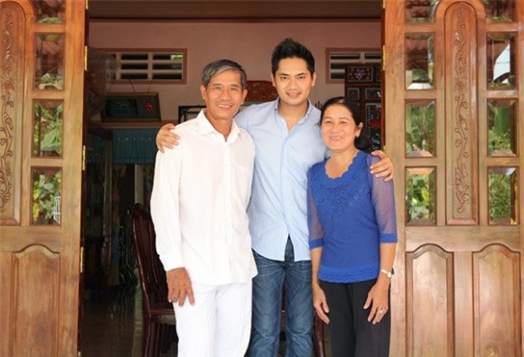 Minh Luân là con trai duy nhất trong nhà, còn lại là 3 chị gái. Sau giờ làm việc bận rộn, anh thường về quê nhà để sum họp với ba mẹ. - Tin sao Viet - Tin tuc sao Viet - Scandal sao Viet - Tin tuc cua Sao - Tin cua Sao