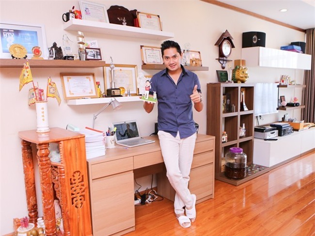 Rất nhiều đồ lưu niệm cũng như huy chương mà Minh Luân có đều được anh trang trí khắp nơi tại căn hộ. - Tin sao Viet - Tin tuc sao Viet - Scandal sao Viet - Tin tuc cua Sao - Tin cua Sao
