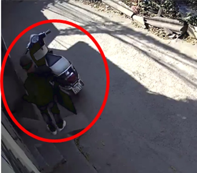 Clip: Đạo chích phá khóa, thản nhiên vào nhà bê trộm laptop, tivi giữa ban ngày ở Hà Nội - Ảnh 2.