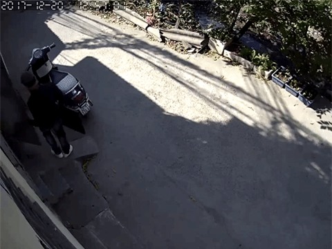 Clip: Đạo chích phá khóa, thản nhiên vào nhà bê trộm laptop, tivi giữa ban ngày ở Hà Nội - Ảnh 3.