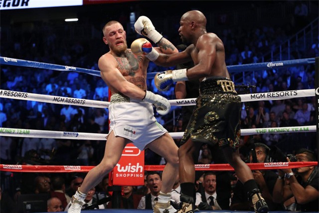 McGregor (trái) thi đấu với Mayweather (phải)