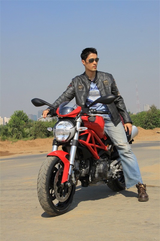 Anh cũng thường ghi lại hình ảnh của mình bên chiếc xe mà anh yêu thích. - Tin sao Viet - Tin tuc sao Viet - Scandal sao Viet - Tin tuc cua Sao - Tin cua Sao