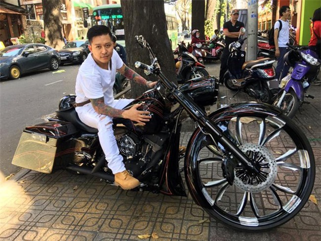 Thời gian sau này, nam ca sĩ tiếp tục thu hút sự chú ý của mọi người khi xuất hiện với một chiếc motor có kiểu dáng độc đáo. - Tin sao Viet - Tin tuc sao Viet - Scandal sao Viet - Tin tuc cua Sao - Tin cua Sao