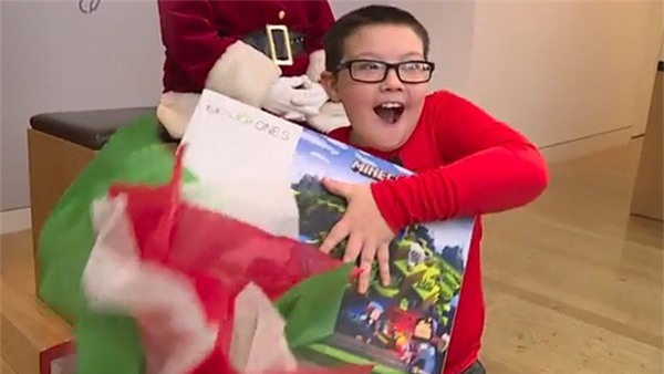 Cậu bé Mikah Frye mừng rỡ trước món quà bất ngờ mà Microsoft dành tặng cho mình sau khi có hành động nghĩa hiệp với mọi người
