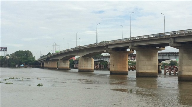 Nhiều người ngỡ ngàng khi thấy cô gái 20 tuổi gieo mình xuống sông Sài Gòn nghi tự tử