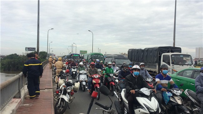 Nhiều người ngỡ ngàng khi thấy cô gái 20 tuổi gieo mình xuống sông Sài Gòn nghi tự tử